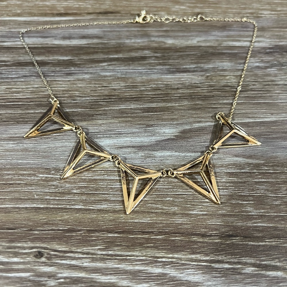 GOLD STATEMENT NECKLACE